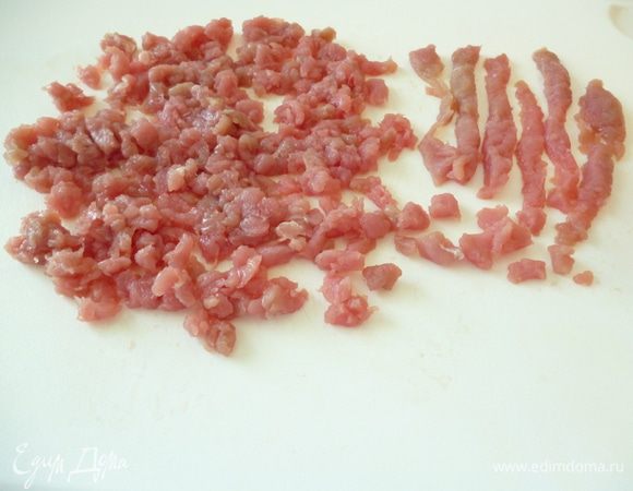 Нарезать на тонкие полосочки и затем на мелкие кубики.Чем мельче они будут - тем лучше будет качество фарша.Что бы работалось веселей включите свой любимый фильм или музыку и время пролетит незаметно:)