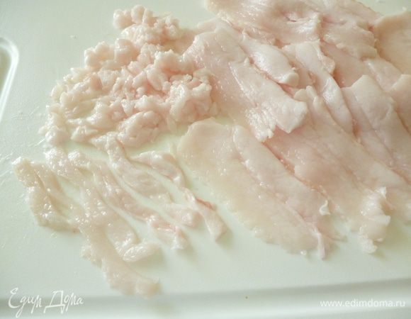 Сало так же нарезать тонкими пластинками и затем мелкими кубиками.Чтобы сало легче было нарезать,подержите его несколько минут в морозильнике