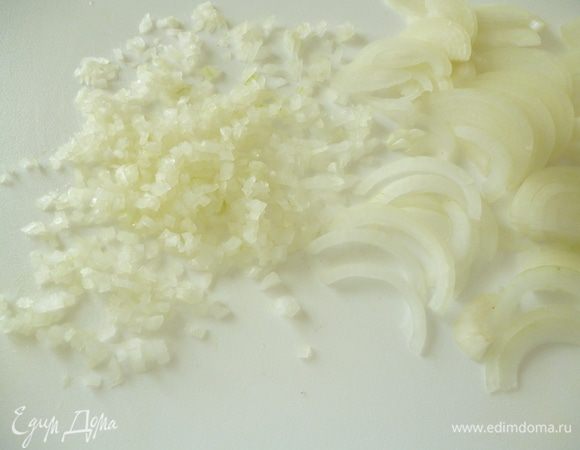 Полторы луковицы нарезать тоненько полукольцами и затем мелкими кусочками,затем немного посечь ножом. Оставшуюся половинку луковицы натереть на мелкой терке и добавить перед перемешиванием фарша