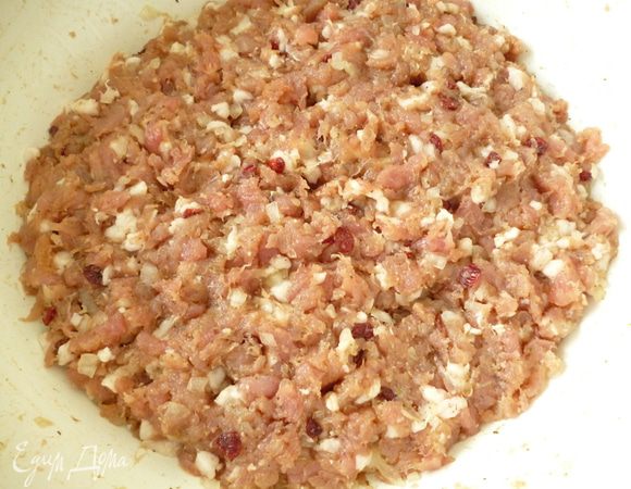 И теперь начинаем месить фарш руками,как для шашлыка,минут 10-15, чтобы лук хорошо отдал сок и мясо стало мягким. Посуду с фаршем накрыть крышкой и поставить в холодильник минимум на 2-3 час, а лучше часов на 12.