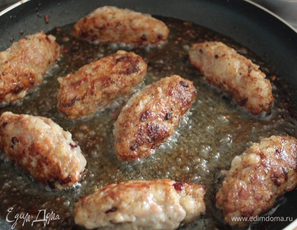 Обжариваем колбаски на сковороде на растительном масле,сначала на более сильном огне,переворачивая,что бы на поверхности образовалась корочка и сок не вытекал во время дальнейшего приготовления.Затем убавить огонь до минимума и готовить кебабы под крышкой,время от времени переворачиваем их,что бы прожарились равномерно (время приготовления примерно 15-20 минут). 
