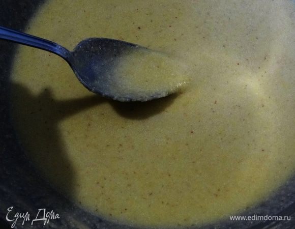 Кукурузную муку просеять в посуду, добавить растительное масло и 400 мл горячей воды (у меня 300 мл). Тщательно растереть, чтобы не было комочков.