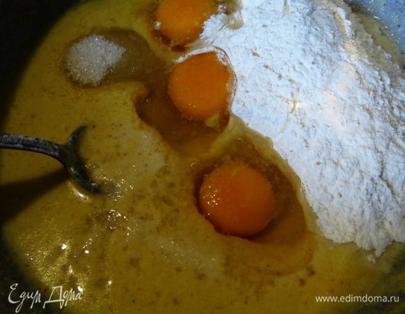 Добавить яйца, пшеничную муку, куркуму, сахар, теплое молоко. Посолить и перемешать так, чтобы получилось однородное тесто.