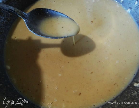 Чтобы блинчики легче пеклись, нужно дать тесту постоять как минимум час, а лучше два. Молока может понадобится меньше или больше, все зависит от конечной консистенции теста. Оно должно быть довольно жидким, тогда блинчики получатся тонкими.