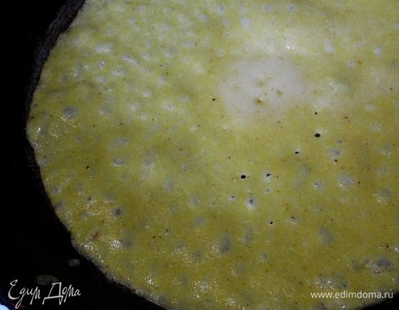 Отдохнувшее тесто хорошенько размешать и печь блинчики на разогретой сковороде, смазанной салом.