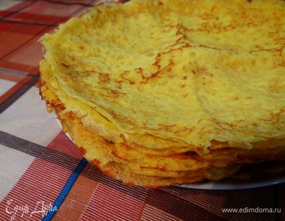 Обжаренные с обеих сторон блинчики складываем в стопку.