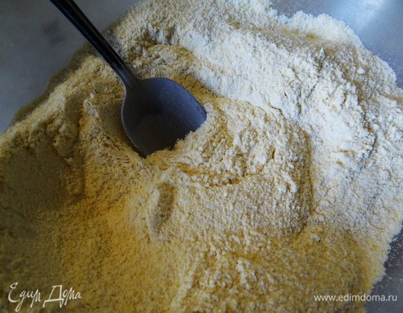 Поделюсь также рецептом кукурузных оладий. Смешаем муку кукурузную, муку пшеничную, разрыхлитель, соль и сахар.