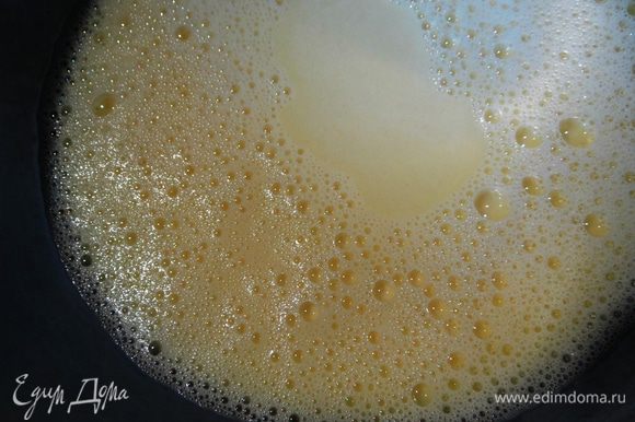 В отдельной посуде перемешаем теплое молоко с яйцом и растительным маслом.
