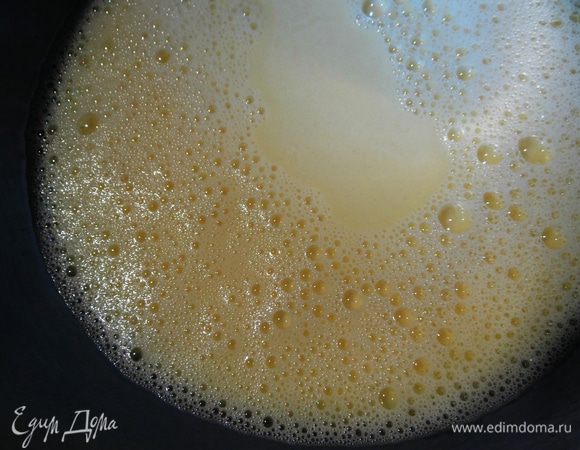 В отдельной посуде перемешаем теплое молоко с яйцом и растительным маслом.