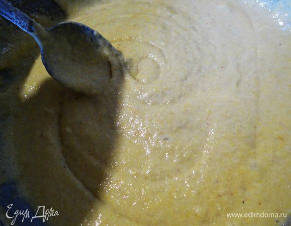 Всыпать в молочно-яичную массу сухие ингредиенты и перемешать ложкой до однородного состояния. Муки может понадобится больше, а может и меньше - все зависит от муки и молока.