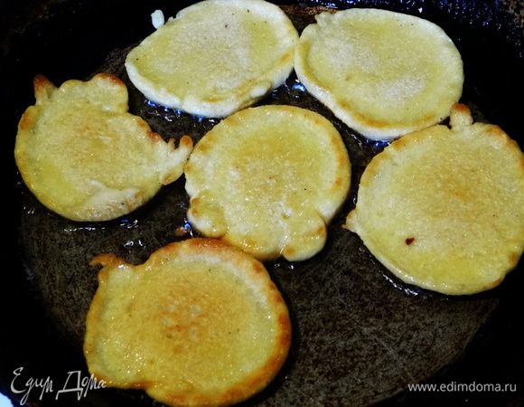 Разогреть небольшое количество масла на сковороде. Тесто класть по одной столовой ложке и жарить, как и любые оладьи, до готовности с двух сторон на среднем огне.