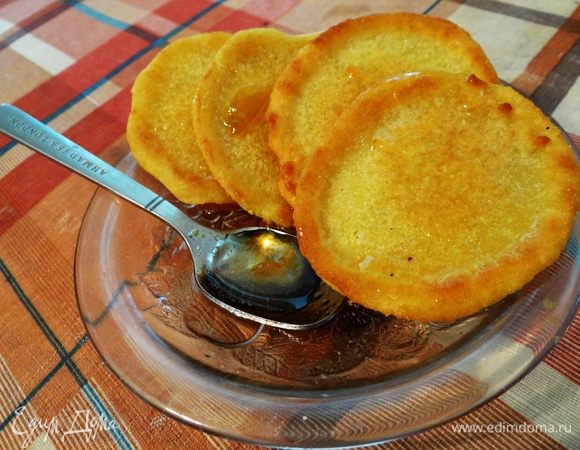 Подавать можно с повидлом, медом или кленовым сиропом. У меня абрикосовый конфитюр. Приятного чаепития!