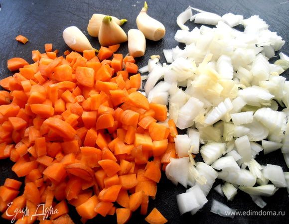 В это время мелко нарезаем морковку, лук, чеснок...
