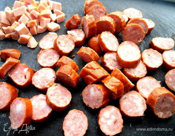 Охотничьи колбаски делим на кружки... Я ещё добавила остатки варёной колбасы. Тоже обжариваем.