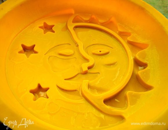 Берём большую силиконовую форму (или разъёмную железную) и обильно смазываем маслом, особенно заполняя мелкие детали!