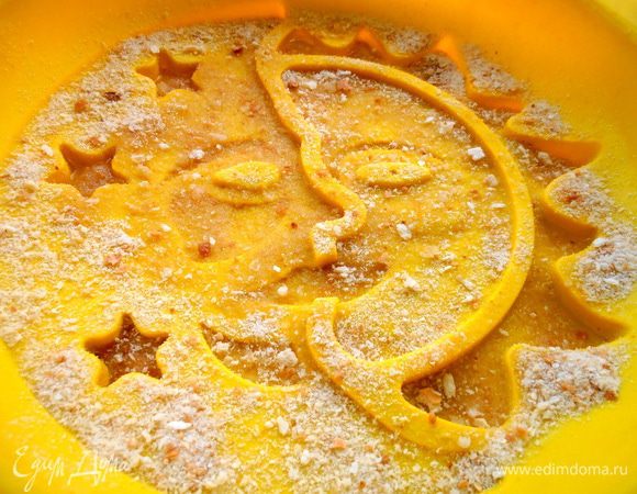 Посыпаем сухарями (высохшая крошка из булки!)...