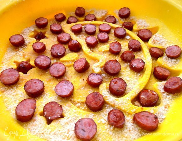 Выкладываем обжаренные кружки колбаски, чтобы всем равномерно досталось.