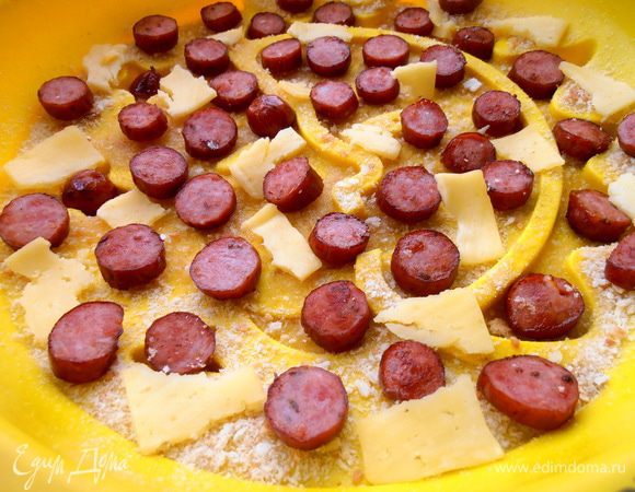 Можно на дно порвать несколько кусочков сыра...