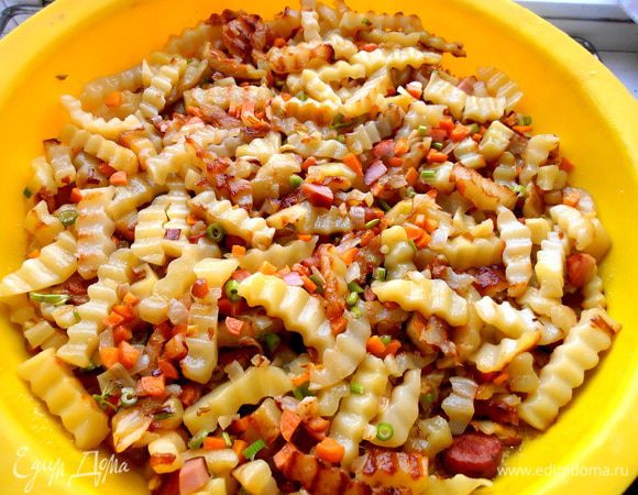 Сверху равномерно укладываем картофель с зажаркой...