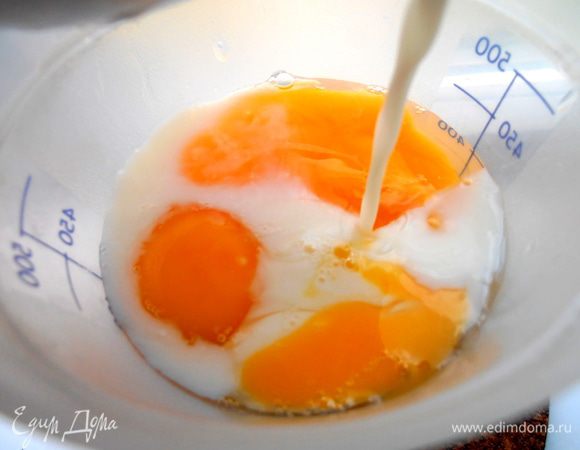 Разбиваем в шейкер яйца с молоком...