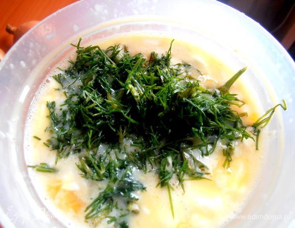 Добавляем свежий рубленный укроп или другую зелень...