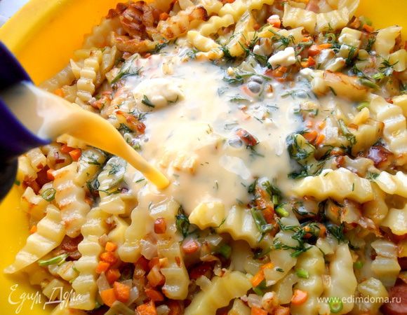 Взбалтываем и выливаем заливку... Желательно, чтобы вся картошка была покрыта омлетом!