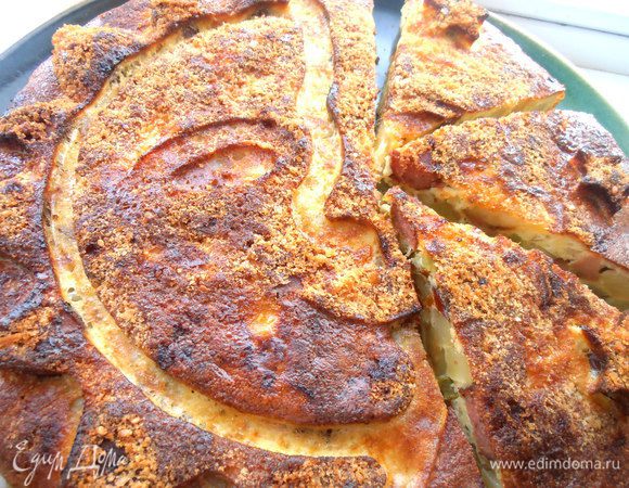 Сразу можно нарезать пирог, чтобы подать в горячем или тёплом виде...