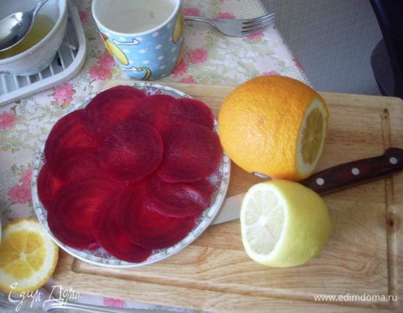 Очистить и нарезать свеклу кружочками, как можно тоньше.