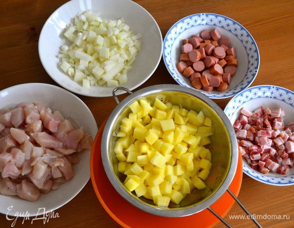 Картофель, лук, бекон, мясо куриной грудки и сосиски нарезать кубиком. Желательно, одинакового размера. 