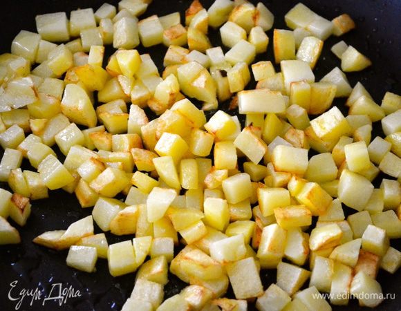 На другой сковороде обжариваем картофель. Посолить и поперчить по вкусу.   