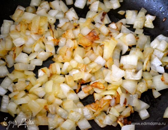 На сковороде, где обжаривался бекон, начинаем обжаривать лук. Как только лук приобретет золотистый цвет, перекладываем его к бекону, а на сковороду кладем сосиски и даем им немного поджариться - совсем чуть-чуть. 