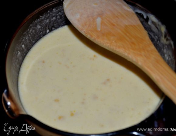 В отдельной емкости смешать суп пюре и молоко. Поставим на средний огонь и помешивать. Затем добавить 1/4 стак. сыр Пармезан,чесночный порошок, соль и черный перец. Перемешать все до однородной консистенции.