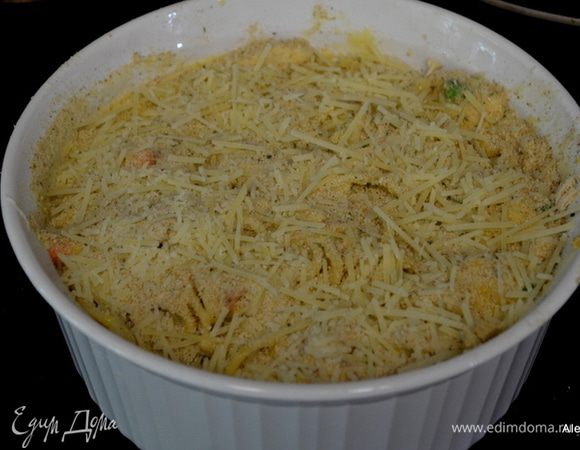 В большом жаропрочном блюде перемешать спагетти с овощами, индюшатину, суп с молоком и сыром. Сверху выложить сыр Пармезан и хлебную крошку.
Поставить в духовку на 30 мин.