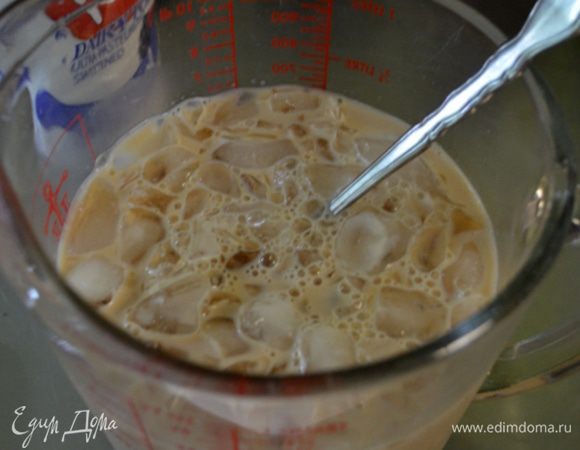 Все перечисленные компоненты смешать в шейкере со льдом, перелить в бокал хайбол, украсить взбитыми сливками, кокосовой стружкой и корицей