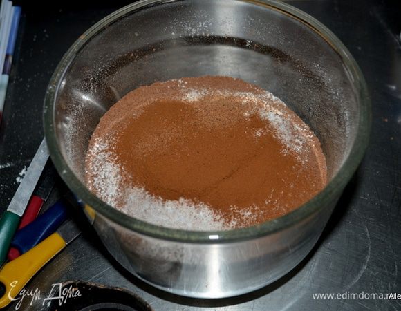 Разогреть духовку до 180 гр. Натереть очищенный цукини на терке.
Смешать муку, просеяв через сито с какао, разрыхлителем,  пищевой содой, солью, корицей, мускатным орехом.
