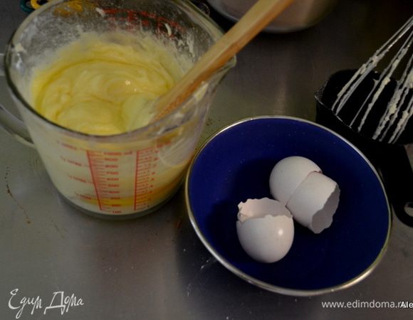  Взбить сахар с маслом комнатной тем-ры до кремового состояния. Добавить яйца и ванилин.  Затем молоко и яблочный соус-пюре.