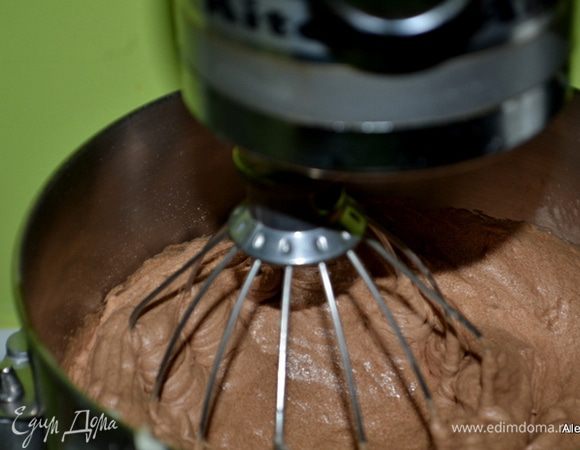 Затем смешаем вместе муку и масляную смесь. Добавим цукини, а затем растопленный на водяной бане молочный шоколад. Перемешаем все вместе.