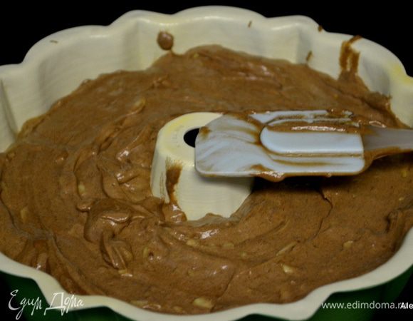 Выльем тесто в смазанную форму с дыркой. Распределим лопаточкой. Поставим  в разогретую духовку на  50 мин. Проверяем центр зубочисткой.