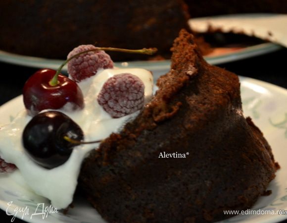 Разрезаем и подаем к столу со сливками или без. Приятного аппетита.