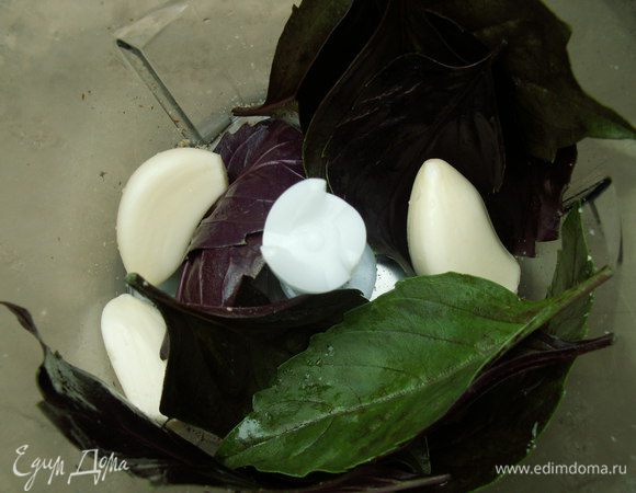 Базилик и чеснок мелко рубим (я использовала измельчитель). Яйца взбиваем. Твёрдый сыр натираем на мелкой тёрке.