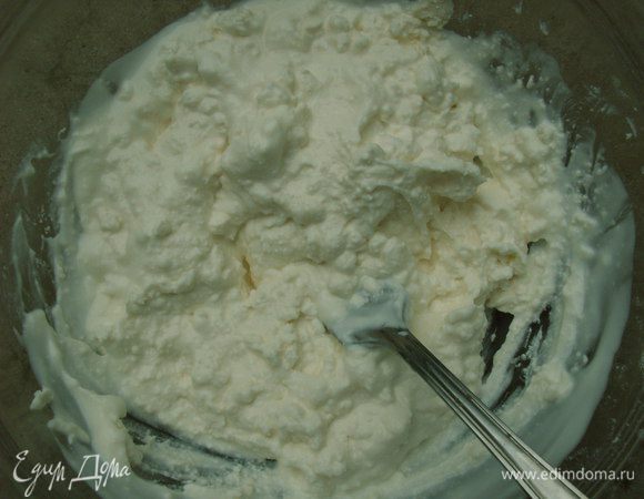 Фету смешиваем с йогуртом.