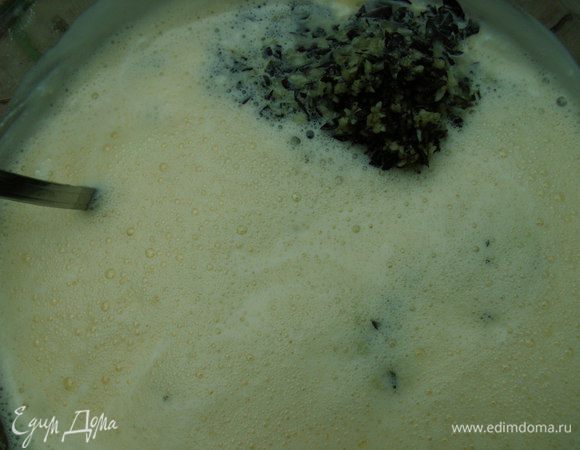 Добавляем к фете с йогуртом яйца, базилик и чеснок. Я всё взбила блендером для однородности. Солим, перчим.