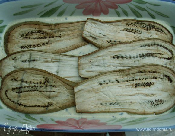 Форму смазываем растительным маслом. Соус условно делим на 3 части, а баклажаны на 2. Первым слоем идёт треть соуса, сверху выкладываем слой баклажанов (можно немного внахлёст). Снова слой соуса, баклажаны и сверху соус. 