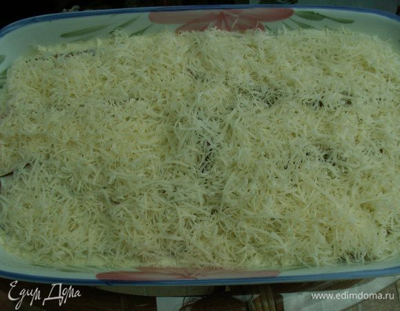 Посыпаем тёртым сыром. Ставим в духовку на 20-25 минут. Соус очень хорошо схватится, хоть изначально он жидкий. Запеканку немного остужаем. 