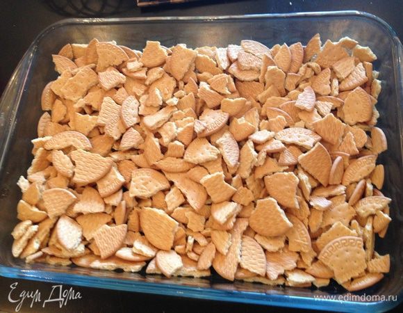 В форму крошим крупно печенье