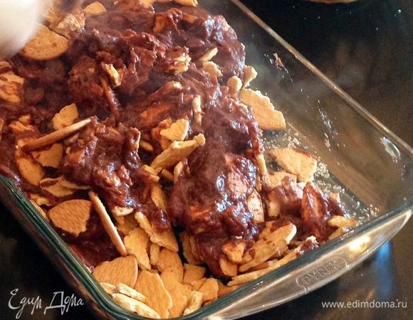 Заливаем готовой шоколадной массой печенье и хорошенько всё перемешиваем и разравниваем так, чтобы масса стала ровной. 
Ставим форму в холодильник