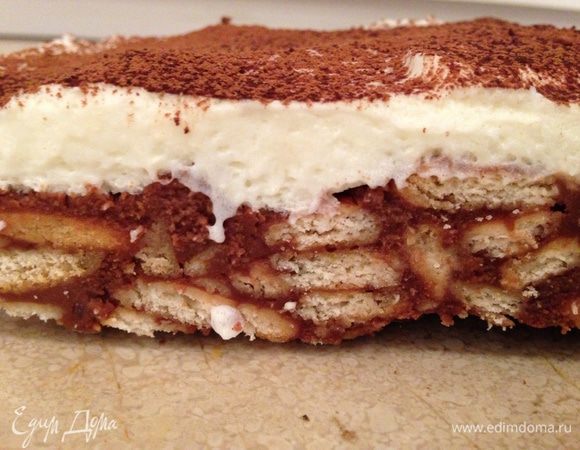 Готовым кремом смазать остывшую шоколадную массу, разровнять и посыпать порошком какао.
Если готовить тортик вечером и до утра оставить в холодильнике, то он станет еще более нежным!