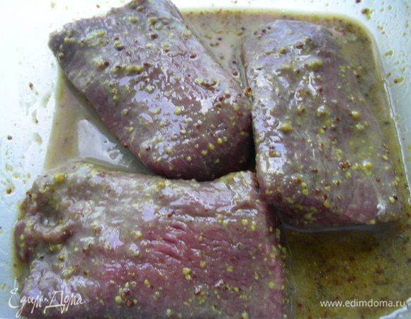 Смешиваем мед, горчицу, масло, соль, перец. Выкладываем в подходящую емкость баранину, добавляем маринад, хорошо перемешиваем и оставляем на час.
