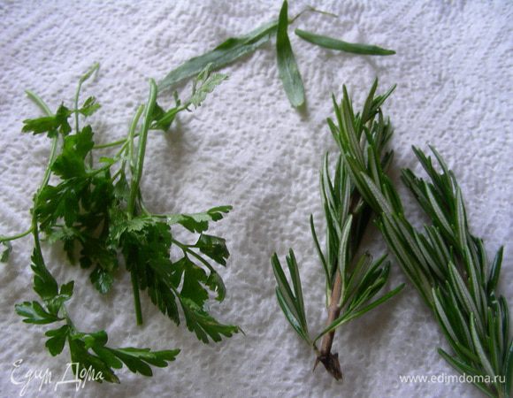 Травки моем и обсушиваем на бумажном полотенце.
