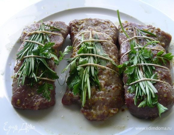 Выкладываем на каждое филе по 1 листику тархуна, по 1 веточке петрушки и розмарина. Перевязываем тонким шпагатом. Укладываем в форму для запекания зеленью вниз. Ставим в разогретую до 200 гр духовку на 10 мин. Переворачиваем куски и возвращащем в духовку еще на 10 мин.

